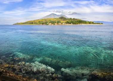 Küçük tropikal ada, berrak gökyüzü ve güzel kristal mavi deniz. Kepa Adası, Alor, Doğu Nusa Tenggara - Endonezya