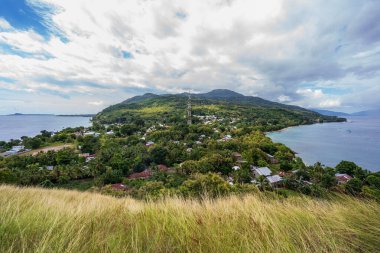 Savannah tepesinden Alor Kecil köyünün güneşli bir manzarası. Alor, Doğu Nusa Tenggara - Endonezya