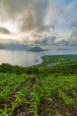 Bulutlu bir öğleden sonra yamaçtaki mısır tarlasından küçük adaların güzel bir manzarası. Hulnani, Alor, Doğu Nusa Tenggara - Endonezya