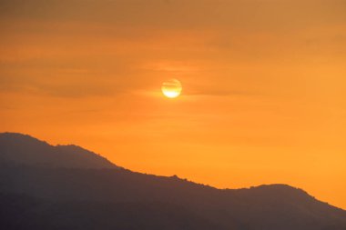Dağlarda gün batımı manzarası. Alor, Doğu Nusa Tenggara - Endonezya