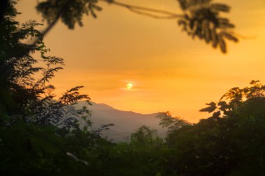 Ormanın içinden manzara, dağlarda güzel bir günbatımı. Adagai, Alor, Doğu Nusa Tenggara - Endonezya