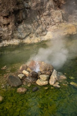 Topraktan çıkan kaplıcalar. Tuti Adagae, Alor, Doğu Nusa Tenggara - Endonezya