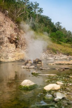 Topraktan çıkan kaplıcalar. Tuti Adagae, Alor, Doğu Nusa Tenggara - Endonezya
