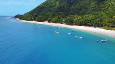 Beyaz kumsal, berrak deniz ve görkemli yeşil tepelerin havadan görünüşü. Batu Putih Plajı, Alor, Doğu Nusa Tenggara - Endonezya