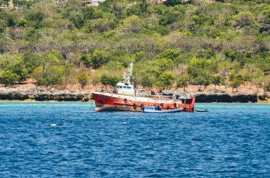 Bir ada denizinde eski bir gemi. 24 Ekim 2015, Tenau, Kupang, Doğu Nusa Tenggara - Endonezya