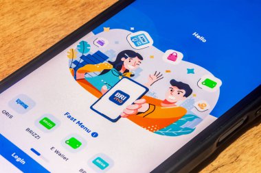 Bank Rakyat Endonezya 'nın Brimo uygulaması cep telefonunda. Alor, Endonezya - 25 Nisan 2025