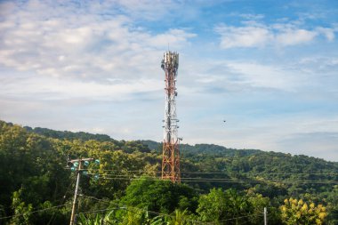 Telekomünikasyon kulesi cep telefonu sinyalleri ve kablosuz iletişim için. Telkom kulesi motongbang köyü, Alor, Doğu Nusa Tenggara - Endonezya
