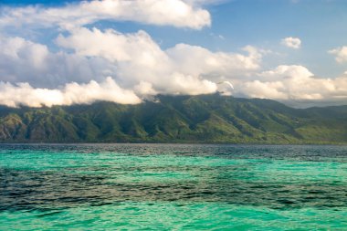 Tropikal adanın görkemli tepeleri ve güneşli bir günde güzel, berrak deniz manzarası. Alor, Doğu Nusa Tenggara - Endonezya