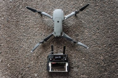 DJI Mavic 2 Pro Drone ve uzaktan kumanda yere yerleştirildi. Kalabahi, Alor, Endonezya - 3 Ağustos 2019
