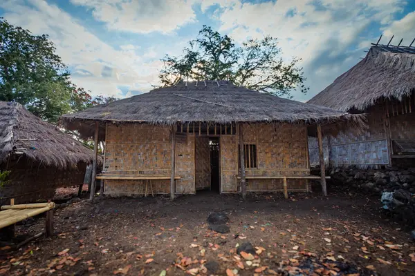 Bampalola kabilesinin geleneksel evi. Alor, Doğu Nusa Tenggara, Endonezya - 01 Eylül 2021