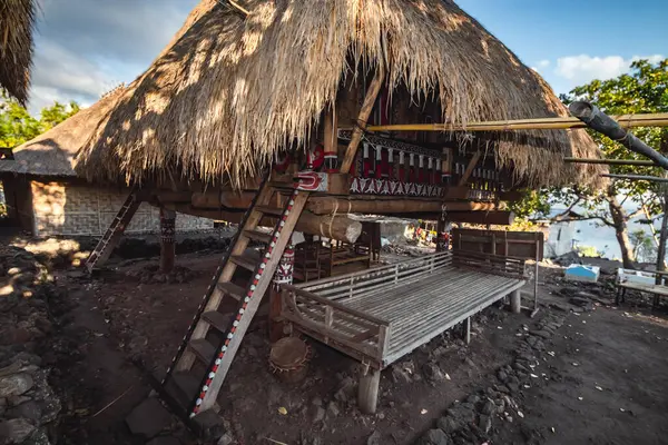 Bampalola kabilesinin geleneksel evi. Alor, Doğu Nusa Tenggara, Endonezya - 08 Haziran 2017