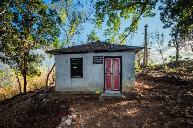 Geleneksel Bampalola, Alor, Doğu Nusa Tenggara köyündeki Bampalola kabilesinin atalarının kutsal mezarlarını içeren bir bina..