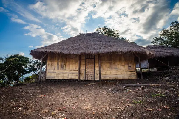 Bampalola kabilesinin geleneksel evi. Alor, Doğu Nusa Tenggara, Endonezya - 01 Eylül 2021