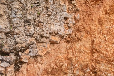 Uçurum duvarındaki kaya ve toprak dokuları.