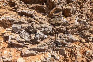 Uçurum duvarındaki kayaların dokusu.