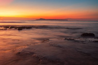 Alacakaranlıkta Timsah Adası manzarası. Alor, Doğu Nusa Tenggara - Endonezya