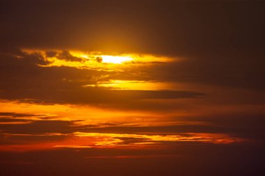 Gün batımında gökyüzü görünümü, günbatımında gökyüzü arkaplanı.