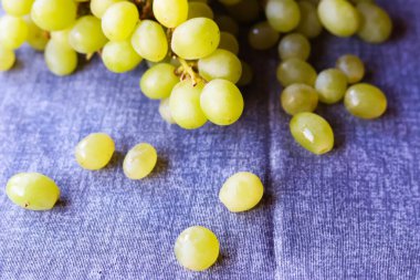 Üzüm yüzeyine aşırı yakın çekim, doğal çiçek, su damlacıkları ve deri dokusunu gösteriyor. Tarım çalışmaları veya kozmetik doğal malzeme gösterimleri için bilimsel eğitici kullanım