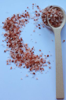 Deniz tuzu ve masa tuzu, doku ve renk farklılıklarını karşılaştıran sanatsal bileşim. Kaba deniz tuzu kristalleri ince beyaz tuzla tezat oluşturur.