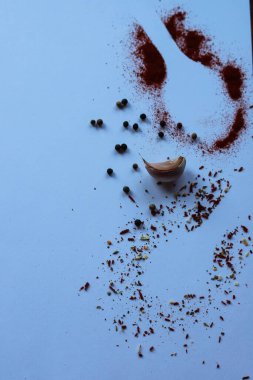 Saf beyaz arka planda siyah biberler izole edilmiş. Minimalist kompozisyon, her bir biberin kendine özgü şekil ve dokusunu vurgular.