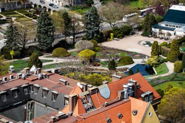 Wroclaw Polonya 'ya yüksek bir gözetleme noktasından geniş bir bakış açısı. Görüntü, tarihi köprüleri ve açık mavi gökyüzünün altında akan Oder Nehri ile renkli şehir manzarasını yakalar..