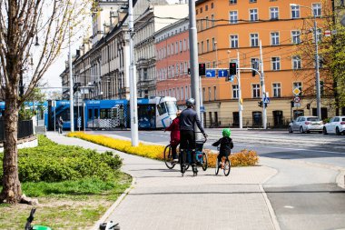 Wroclaw Polonya 'nın gözcü kulesinden alınan çarpıcı panoramik görüntüsü. Renkli çatıları, tarihi mimarisi ve parlak, berrak gökyüzünün altındaki dolambaçlı Oder Nehri ile şehrin cazibesini yakalıyor. Canlı bir şehir manzarası için mükemmel.