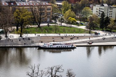 Wroclaw Polonya 'nın gözcü kulesinden alınan çarpıcı panoramik görüntüsü. Renkli çatıları, tarihi mimarisi ve parlak, berrak gökyüzünün altındaki dolambaçlı Oder Nehri ile şehrin cazibesini yakalıyor. Canlı bir şehir manzarası için mükemmel.