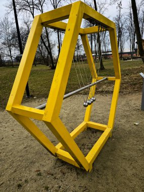 Newton Beşiği, Plazma Topları ve Fizik Deneyleri ile Etkileşimli Bilim Parkı Sergisi. Yüksek kalite fotoğraf