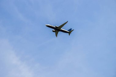 Clear Blue Sky 'da uçan uçak. Yüksek kalite fotoğraf