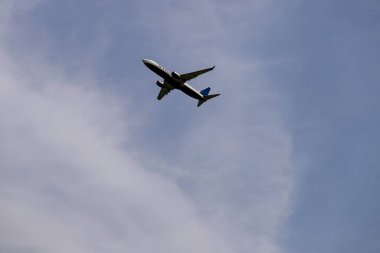 Clear Blue Sky 'da uçan uçak. Yüksek kalite fotoğraf