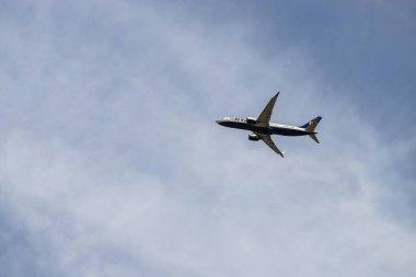 Clear Blue Sky 'da uçan uçak. Yüksek kalite fotoğraf