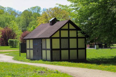 Taze yeşilliklerle çevrili sıcacık ahşap kulübesi olan Spring City Parkı. Doğa, tazelik ve yeni bir mevsimin başlangıcı. İlkbaharın uyanışını, doğanın geri çekilmesini, çevre dostu yaşam tarzını ve çevreyle uyumu temsil eder..