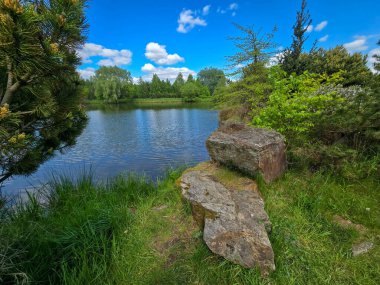 Parlak mavi gökyüzünün altında nefes kesici bir göl manzarası. Kristal berrak su, yemyeşil kıyılar ve mükemmel yansımalar. Seyahat, reklam, web siteleri ve duvar kağıtları için ideal. Yüksek kalite, doğal güzellik.