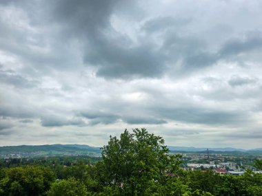 Gözlem güvertelerinden nefes kesici panoramik şehir manzarası. Seyahat projeleri, sunumlar ve tasarım için mükemmel. Tüm şehir parmaklarının ucunda HD kalitesinde.