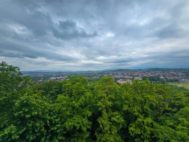 Gözlem güvertelerinden nefes kesici panoramik şehir manzarası. Seyahat projeleri, sunumlar ve tasarım için mükemmel. Tüm şehir parmaklarının ucunda HD kalitesinde.