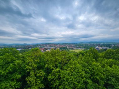 Gözlem güvertelerinden nefes kesici panoramik şehir manzarası. Seyahat projeleri, sunumlar ve tasarım için mükemmel. Tüm şehir parmaklarının ucunda HD kalitesinde.