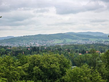 Gözlem güvertelerinden nefes kesici panoramik şehir manzarası. Seyahat projeleri, sunumlar ve tasarım için mükemmel. Tüm şehir parmaklarının ucunda HD kalitesinde.