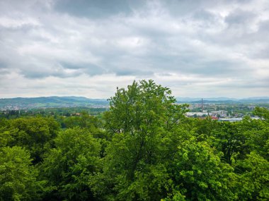Gözlem güvertelerinden nefes kesici panoramik şehir manzarası. Seyahat projeleri, sunumlar ve tasarım için mükemmel. Tüm şehir parmaklarının ucunda HD kalitesinde.
