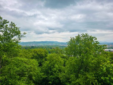 Gözlem güvertelerinden nefes kesici panoramik şehir manzarası. Seyahat projeleri, sunumlar ve tasarım için mükemmel. Tüm şehir parmaklarının ucunda HD kalitesinde.
