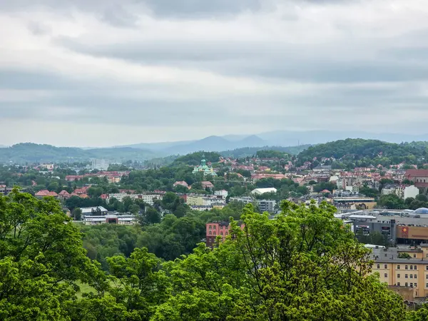 Gözlem güvertelerinden nefes kesici panoramik şehir manzarası. Seyahat projeleri, sunumlar ve tasarım için mükemmel. Tüm şehir parmaklarının ucunda HD kalitesinde.