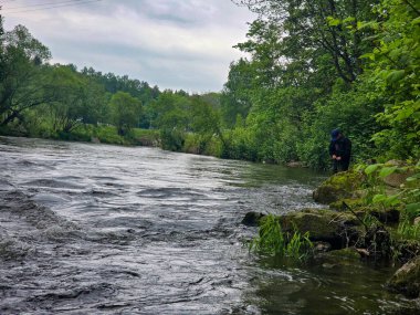 Öfkeli bir nehrin enerjisi ve gücü dinamik çekimlerde. Ekstrem sporlar, doğa ve temel güç projeleri için mükemmel. Kalite suyun tüm gücünü yakalar.
