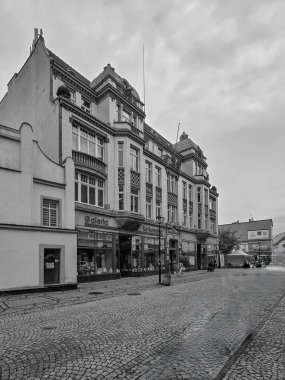 Kontrastın ve geometrinin görsel olarak güçlü bir görüntü yarattığı çarpıcı bir siyah-beyaz şehir mimari fotoğrafı. Modern binaların temiz çizgileri, ışık ve gölgenin etkileşimi, ve minimalist estetik mükemmel bir şekilde dinamikleri yakalıyor.