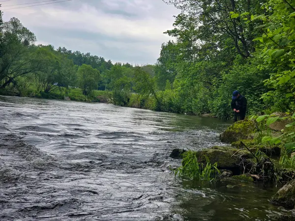 Öfkeli bir nehrin enerjisi ve gücü dinamik çekimlerde. Ekstrem sporlar, doğa ve temel güç projeleri için mükemmel. Kalite suyun tüm gücünü yakalar.