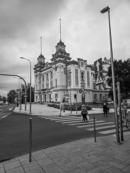 Şehir mimarisinin siyah-beyaz bir fotoğrafı. Işığın ve gölgenin etkileşimi çarpıcı bir görsel etki yaratıyor. Binaların temiz çizgileri, tarihi ve modern cephelerin karışımı ve dinamik açılar bir metropolün özünü yakalar.