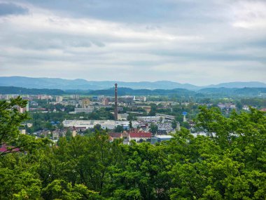Gözlem güvertelerinden nefes kesici panoramik şehir manzarası. Seyahat projeleri, sunumlar ve tasarım için mükemmel. Tüm şehir parmaklarının ucunda HD kalitesinde.