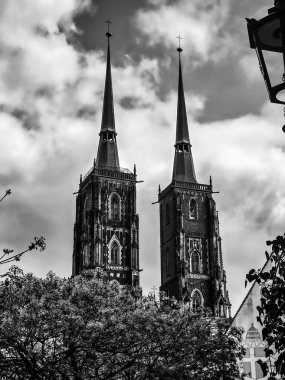 Şehir mimarisinin siyah-beyaz bir fotoğrafı. Işığın ve gölgenin etkileşimi çarpıcı bir görsel etki yaratıyor. Binaların temiz çizgileri, tarihi ve modern cephelerin karışımı ve dinamik açılar bir metropolün özünü yakalar.