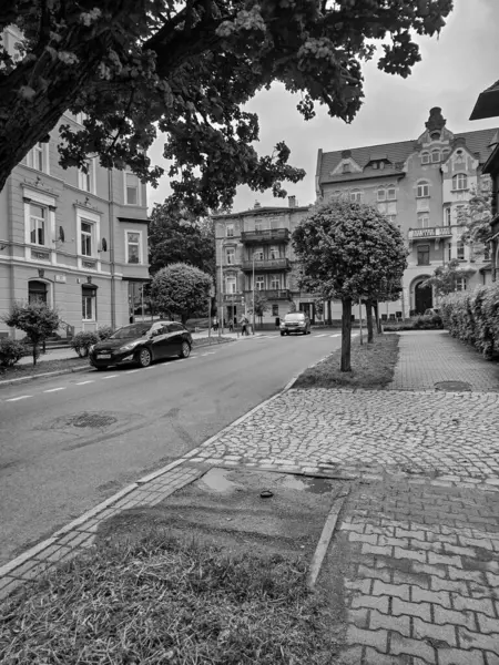 Kontrastın ve geometrinin görsel olarak güçlü bir görüntü yarattığı çarpıcı bir siyah-beyaz şehir mimari fotoğrafı. Modern binaların temiz çizgileri, ışık ve gölgenin etkileşimi, ve minimalist estetik mükemmel bir şekilde dinamikleri yakalıyor.