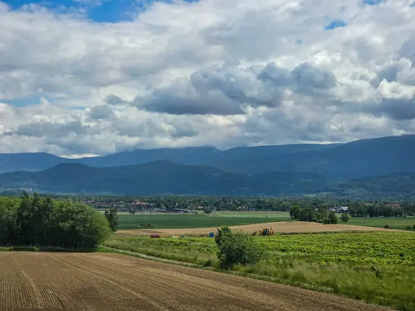 Ufuk çizgisine uzanan görkemli sıradağlar. Seyahat acenteleri, macera blogları ve ilham verici içerik tasarımı için mükemmel.