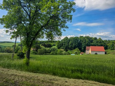 Uçsuz bucaksız zirveleri olan büyüleyici dağ manzarası bulutlarda kayboluyor. Seyahat markaları, ilham verici projeler ve eko-tasarım için mükemmel.