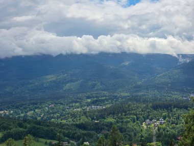 Gözlem güvertesinden nefes kesen dağ manzarası. Seyahat siteleri, tatil köyü reklamları ve ilham verici içerikler için mükemmel.